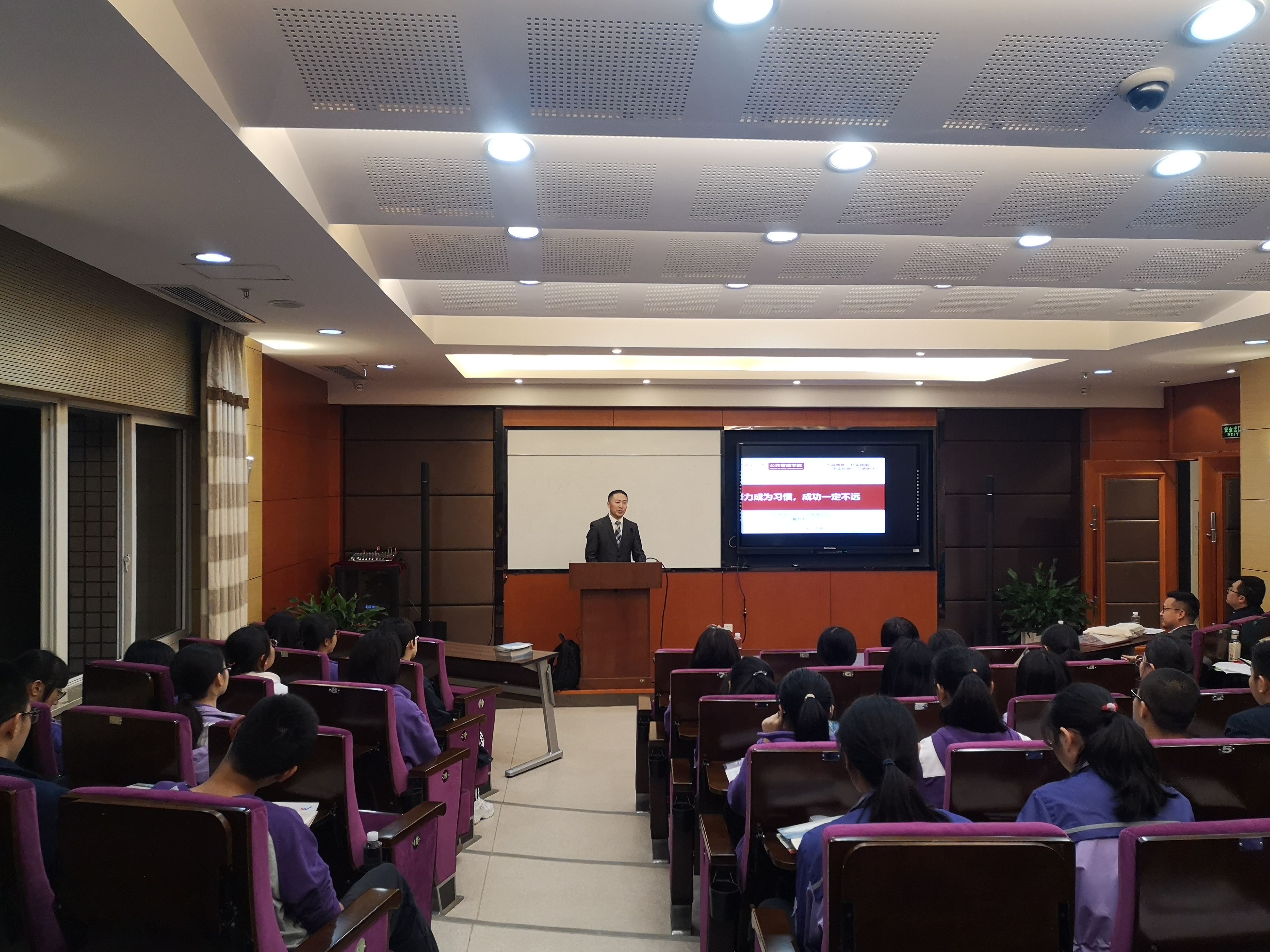 就业工作处副处长曾艳梅,公共管理学院副院长,教授,博士生导师戴胜利